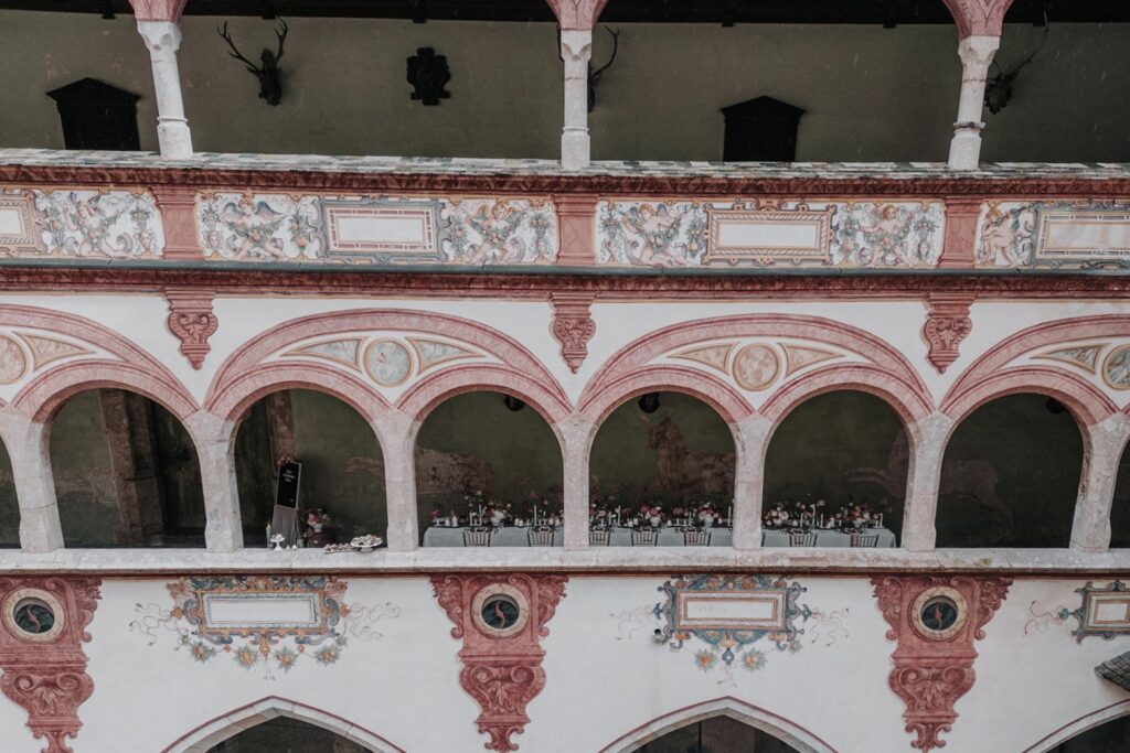 Überdachte Freiluft-Event-Location, die Seinesgleichen sucht - die Arkadengänge auf Schloss Tratzberg