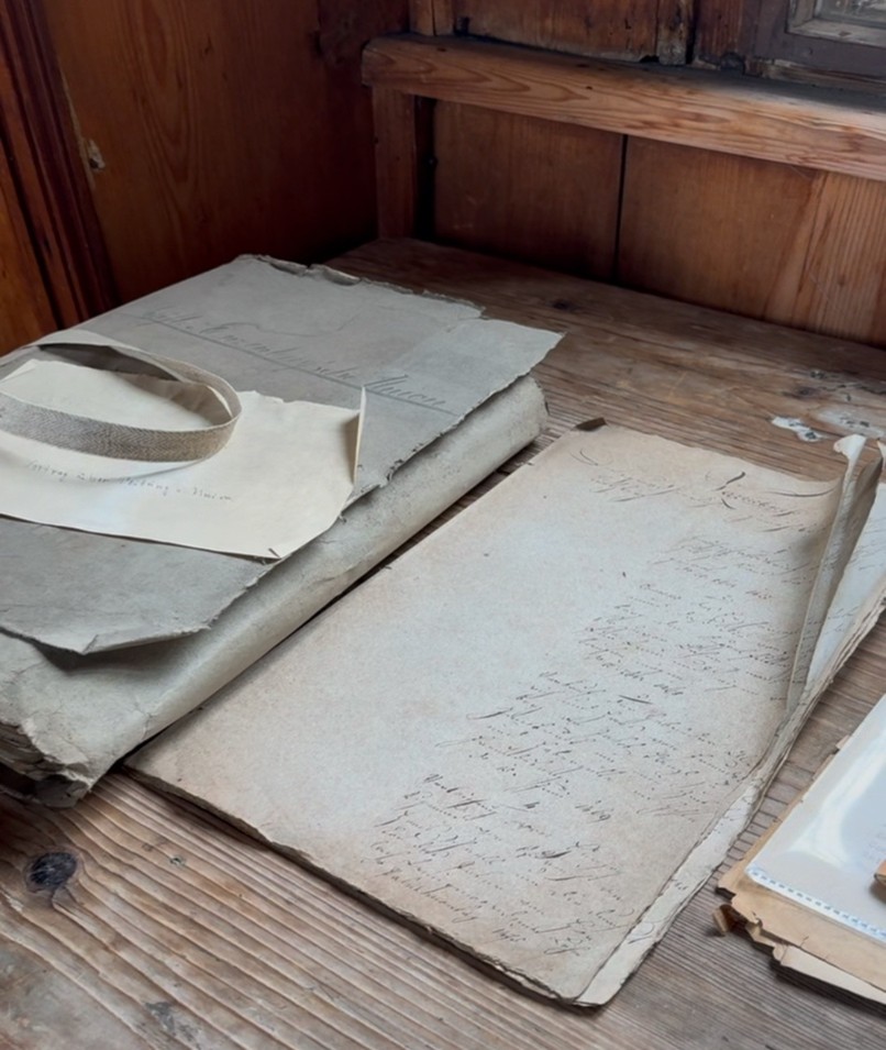 Alte Fundstücke im Schlossarchiv